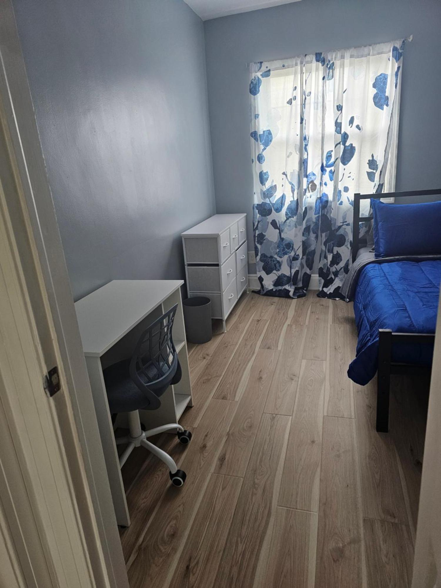 Small Cozy Room, Shared Bathroom ボルティモア エクステリア 写真